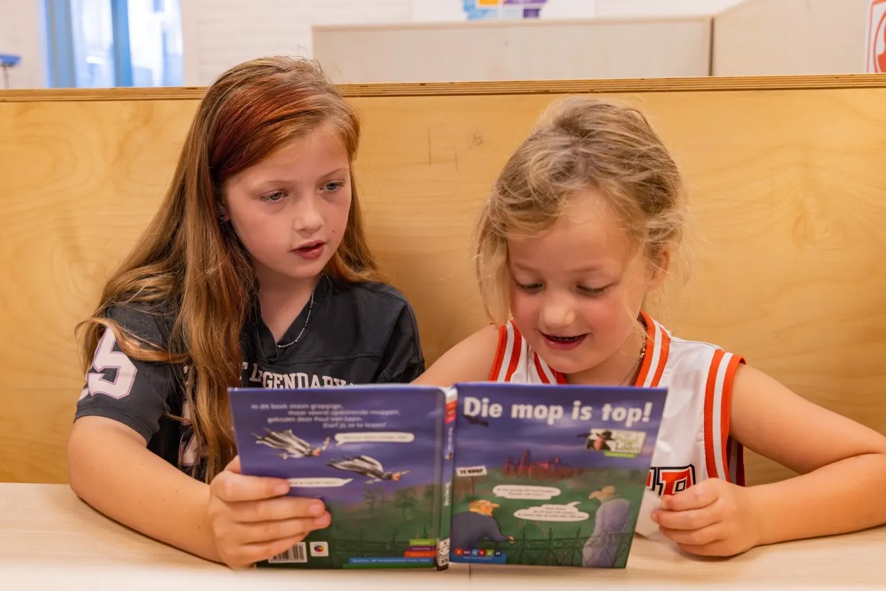 2 kinderen lezen boek